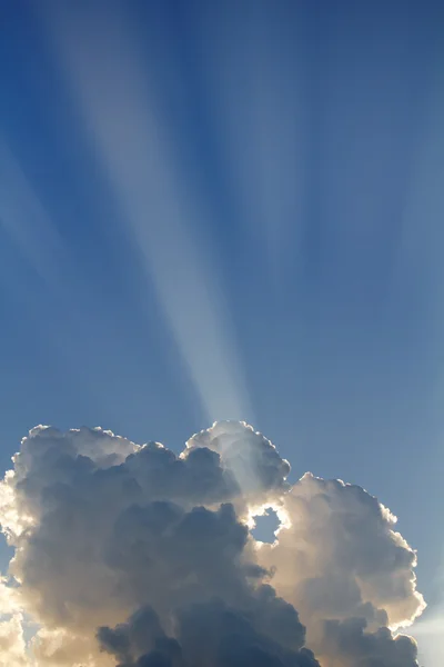 Los rayos del sol están golpeando a través del agujero de nubes — Foto de Stock