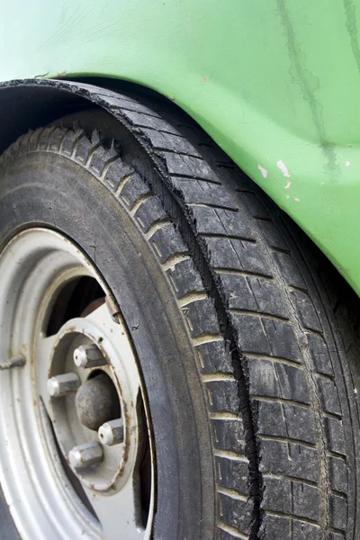 Neumático reventado del coche viejo —  Fotos de Stock