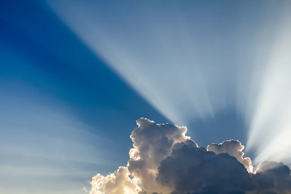 Solstrålarna kommer genom molnen. — Stockfoto