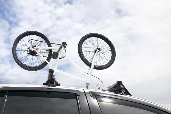 Biciclette sul tetto di un'auto — Foto Stock