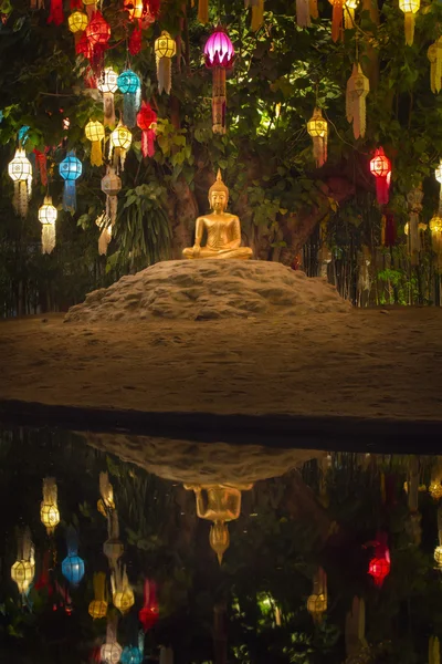 Estatua de Buda con linternas en el árbol en el templo  , — Foto de Stock