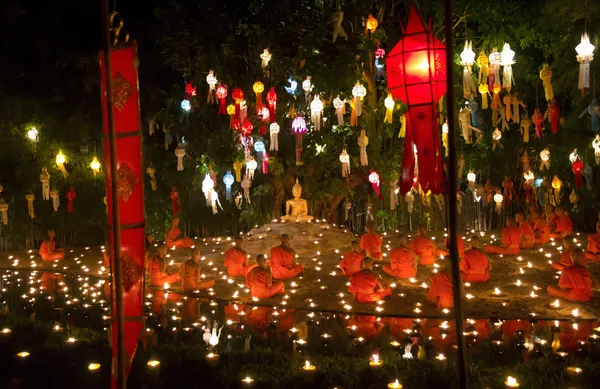 Velas de fuego monje budista para el Buda — Foto de Stock