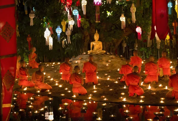 Buddhistický mnich oheň svíčky do buddha — Stock fotografie