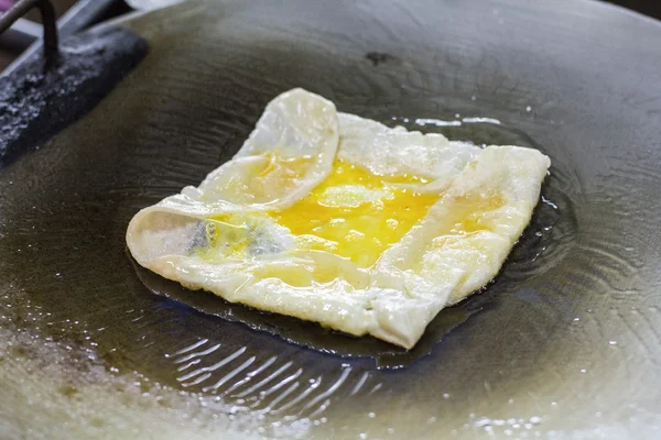 Comida india, Pan plano Fry Pan roti con huevo — Foto de Stock