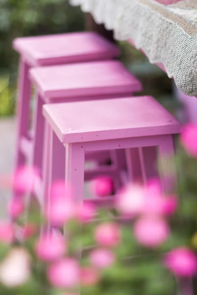 Рожевого дерев'яний стілець — стокове фото
