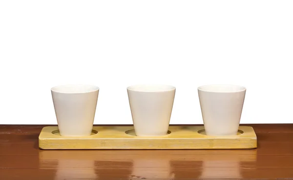 A fából készült három fehér kupa elszigetelt fehér háttér — Stock Fotó