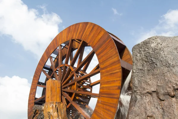 Water wheel turbine. The use falling water to create power . — Stock Photo, Image