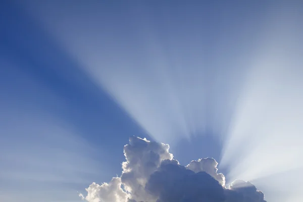 Raios solares vêm através de nuvens — Fotografia de Stock