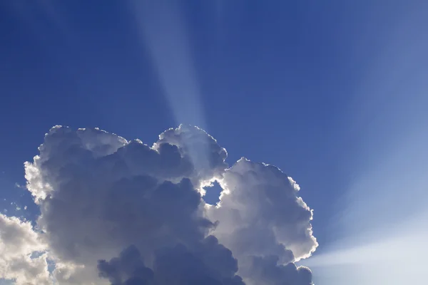 Los rayos del sol vienen a través de nubes —  Fotos de Stock