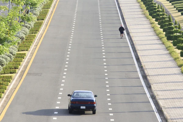 Uomo che fa jogging per strada — Foto Stock