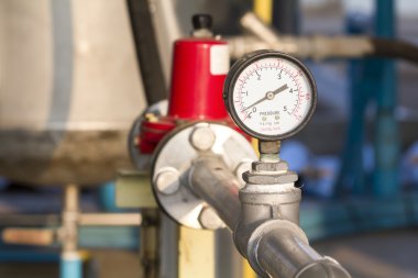 Basınç göstergesi bir doğal gaz arıtma tesisi