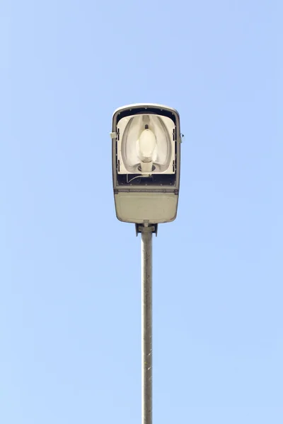 Straßenlaterne am blauen Himmel — Stockfoto