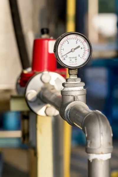 Manómetro en una planta de gas natural — Foto de Stock