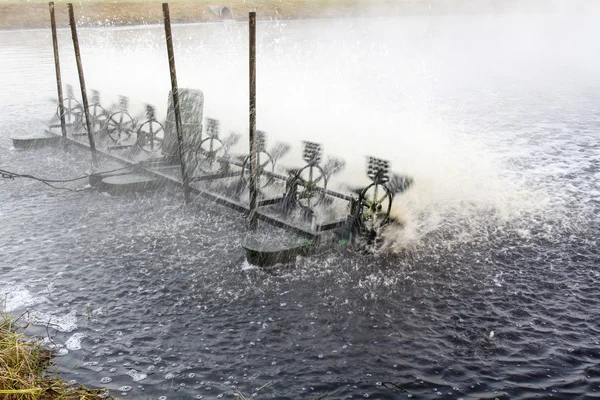 Гидротурбинная машина в сточных водах — стоковое фото