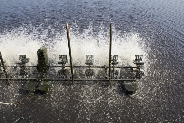 Гидротурбинная машина в сточных водах — стоковое фото
