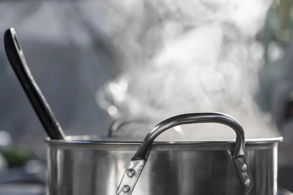 台所で鍋に蒸気します。 — ストック写真