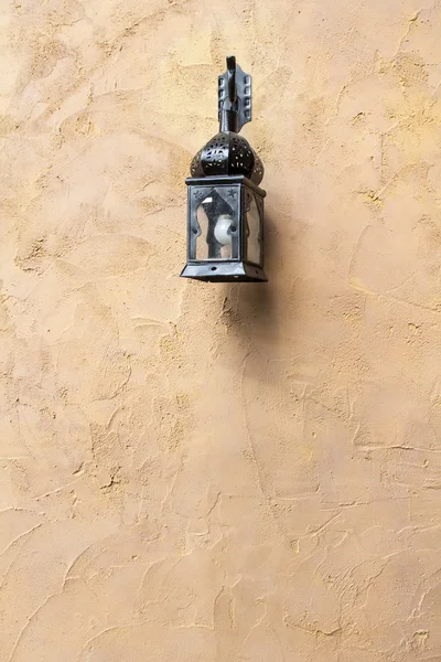 Gamla stål lampa hänga på väggen — Stockfoto