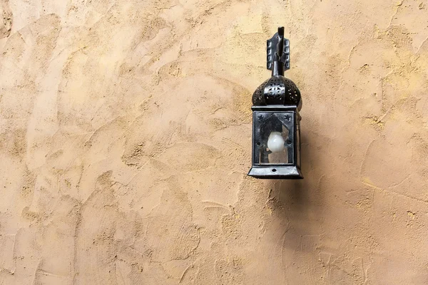 Staré ocelové lampu zavěsit na zeďπαλιά χάλυβα λαμπτήρας κολλάει στον τοίχο — Φωτογραφία Αρχείου