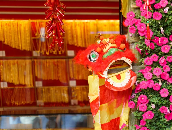 Китайский лев в магазине золота — стоковое фото