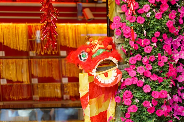 Chinese lion at gold shop — Stock Photo, Image