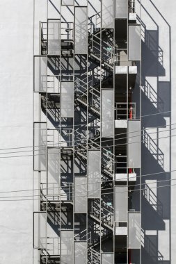 Yangın kaçış merdiveni bina dışında