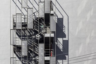 Yangın kaçış merdiveni bina dışında