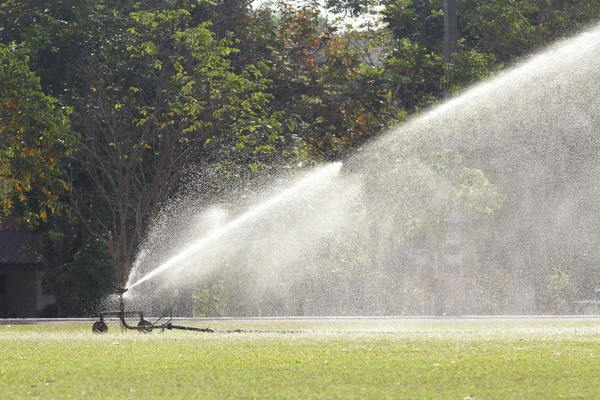 Tête d'arrosage arrosant l'herbe — Photo