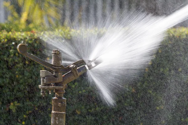 Sprinkler kop water in het park — Stockfoto
