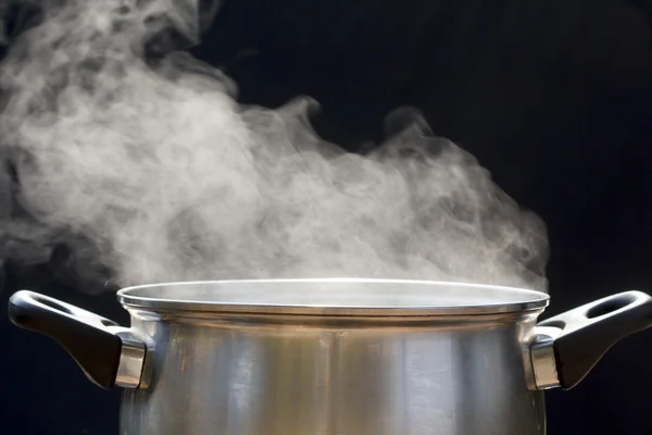 Dampf am Topf in der Küche — Stok fotoğraf