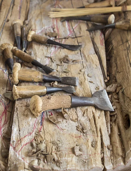 Старые деревянные долота с стружками на работе — стоковое фото