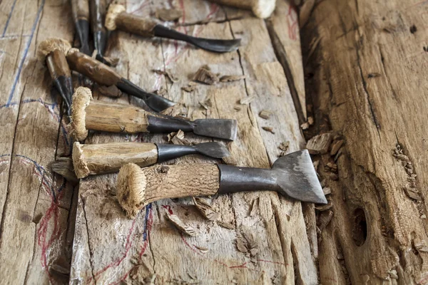 Cinceles de madera viejos con virutas en el trabajo —  Fotos de Stock