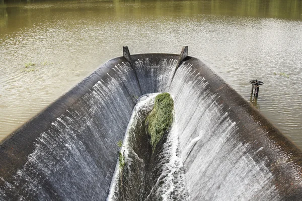 Water stromen naar Noodoverlaat van dam — Stockfoto