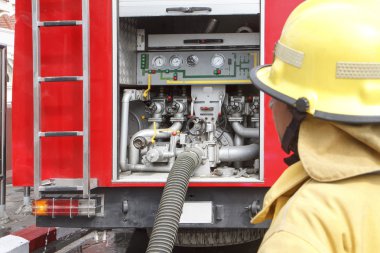 itfaiyeci itfaiye aracı ile