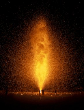 arka plan için havai fişek çizgileri siluet halklar