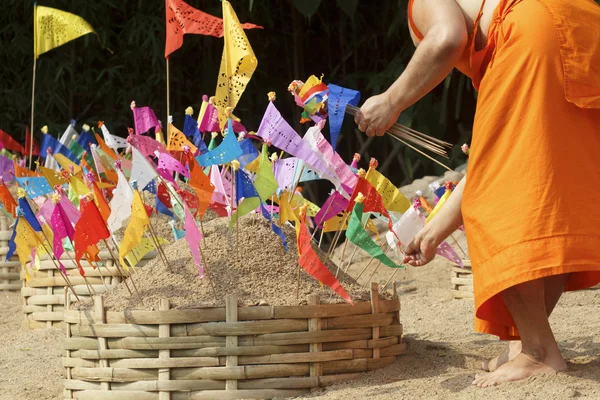 Buddhistický mnich se písek chedi a pin zaostává. — Stock fotografie