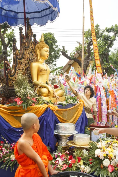 A tradição de banhar o Buda — Fotografia de Stock