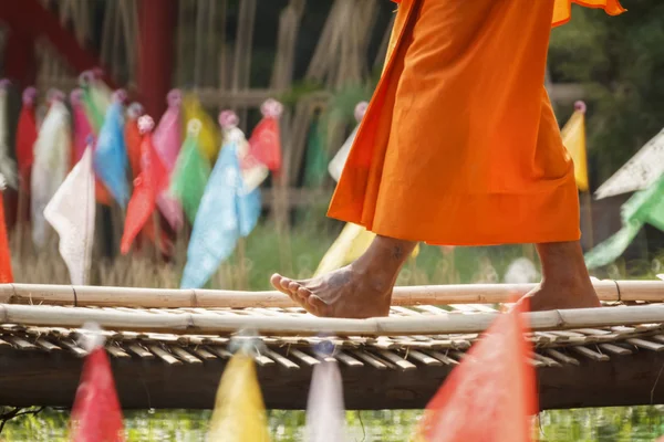 Buddhistischer Mönch Spaziergang auf Bambus-Brücke im Tempel佛教和尚走在殿里的竹桥. — 图库照片