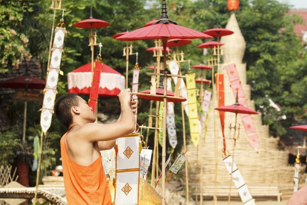 Encaje monje budista las banderas tradicionales en poste . —  Fotos de Stock