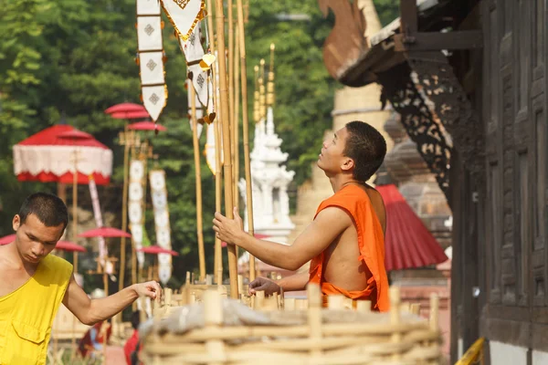 Épinglette moine bouddhiste drapeaux traditionnels sur la pagode de sable — Photo