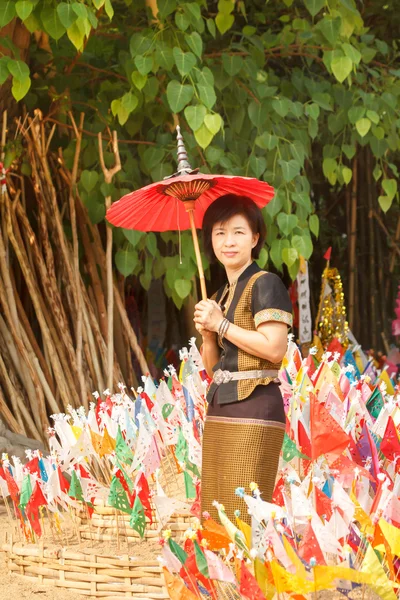 Donna con bandiera religiosa al tempio nel festival di Songkran — Foto Stock