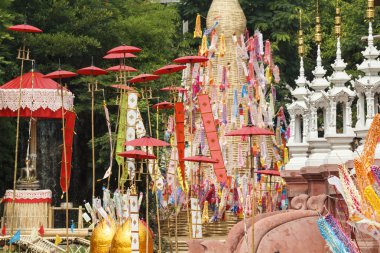 Songkran Festivali. geleneksel asılı bayrağı Tapınağı, chiangmai, Tayland