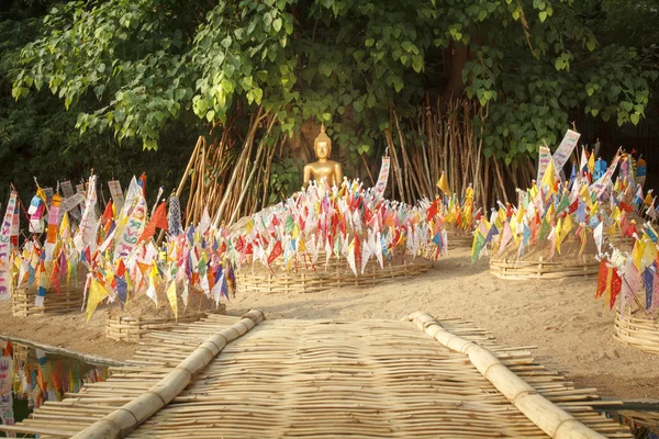 Tung nebo Severní thajské tradiční vlajky na písku pagoda — Stock fotografie