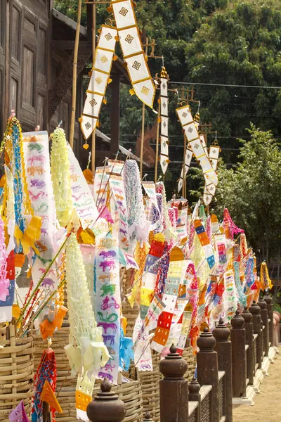 Tung eller nordlige thai tradisjonelle flagg i tempelet – stockfoto