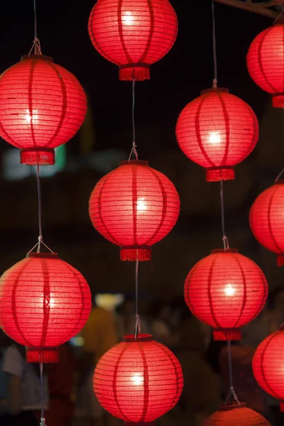 Chinesische Laternen auf Straße in der Innenstadt — Stockfoto