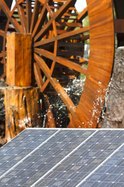 Groene economie en duurzaamheid: zonne-energie en water energie — Stockfoto