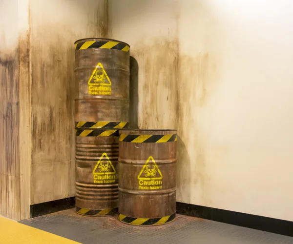 Velho barril químico no armazém — Fotografia de Stock
