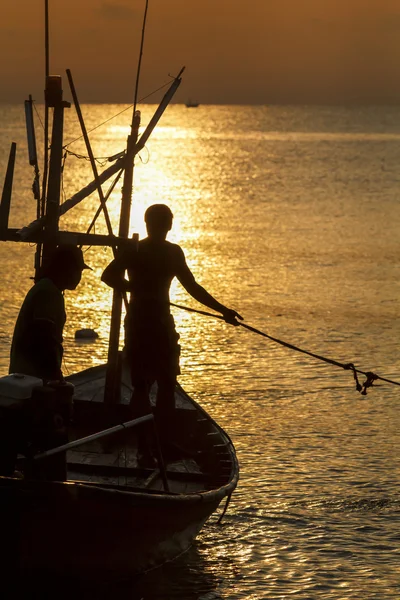 Silueta de pescador en el mar al amanecer — Foto de Stock