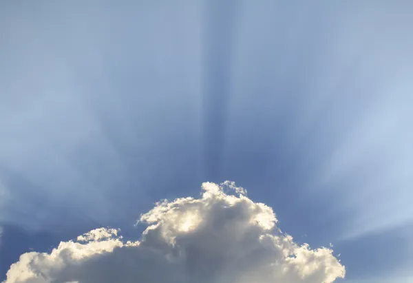 I raggi del sole passano attraverso le nuvole — Foto Stock