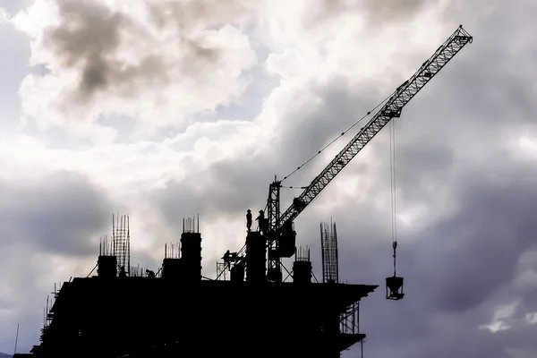 Silhouette del lavoratore edile sul posto di lavoro — Foto Stock