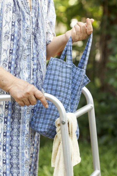 Senior vrouw met behulp van een walker — Stockfoto